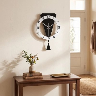 Horloge murale design bicolore aux aiguilles dorées - pièce maîtresse décoration intérieur contemporain